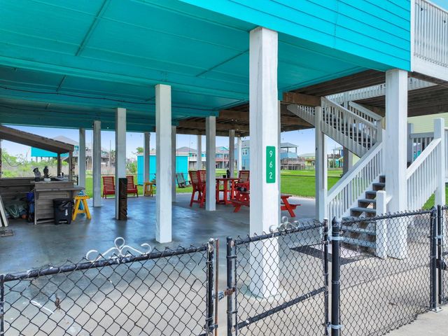 962 Surfside Drive, Crystal Beach, TX 77650