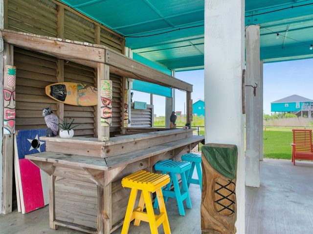 962 Surfside Drive, Crystal Beach, TX 77650