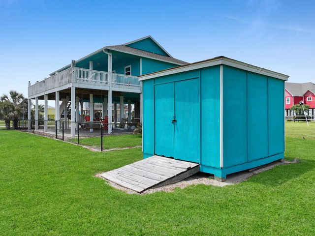 962 Surfside Drive, Crystal Beach, TX 77650