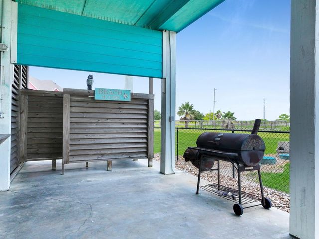 962 Surfside Drive, Crystal Beach, TX 77650
