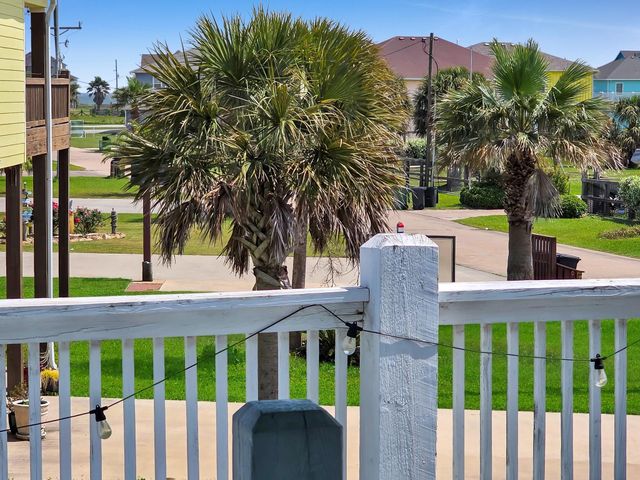 962 Surfside Drive, Crystal Beach, TX 77650