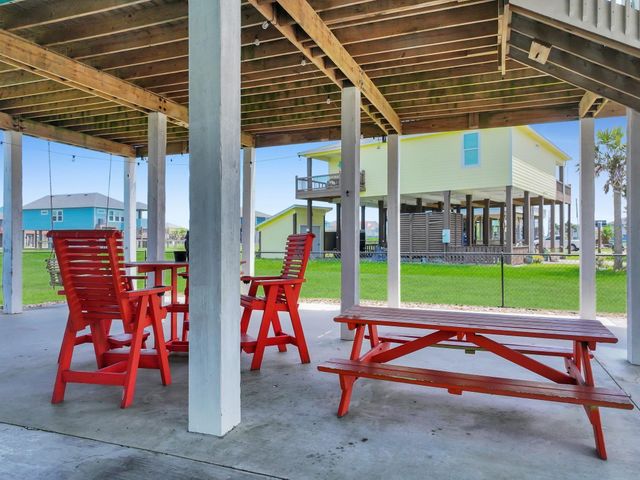962 Surfside Drive, Crystal Beach, TX 77650
