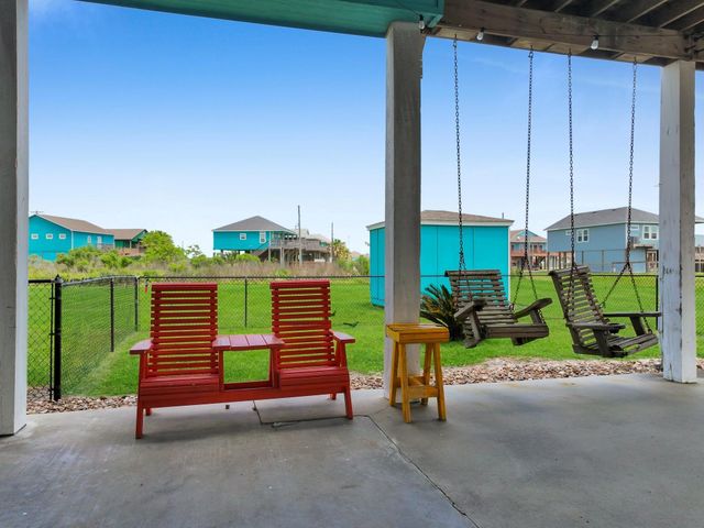 962 Surfside Drive, Crystal Beach, TX 77650
