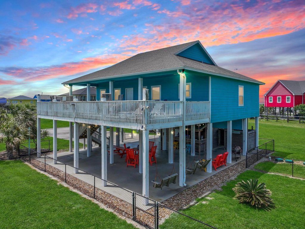 962 Surfside Drive, Crystal Beach, TX 77650