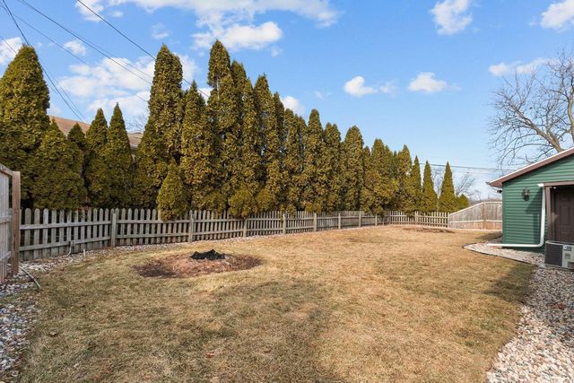 406 ELM STREET, Combined Locks, WI 54113