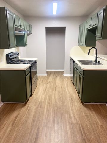301 Schumacher Drive 303, Burleson, TX 76028