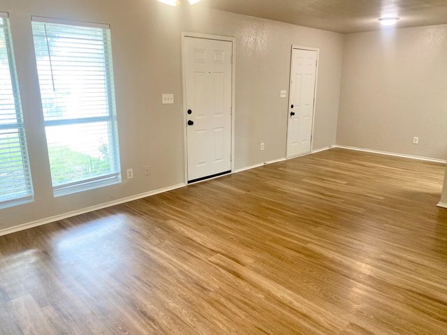 301 Schumacher Drive 303, Burleson, TX 76028