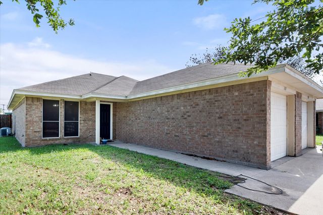 301 Schumacher Drive 303, Burleson, TX 76028