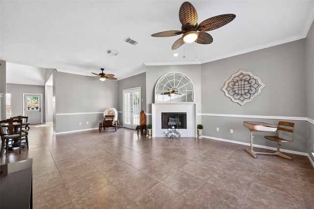 915 Highland Woods Dr, Highlands, TX 77562