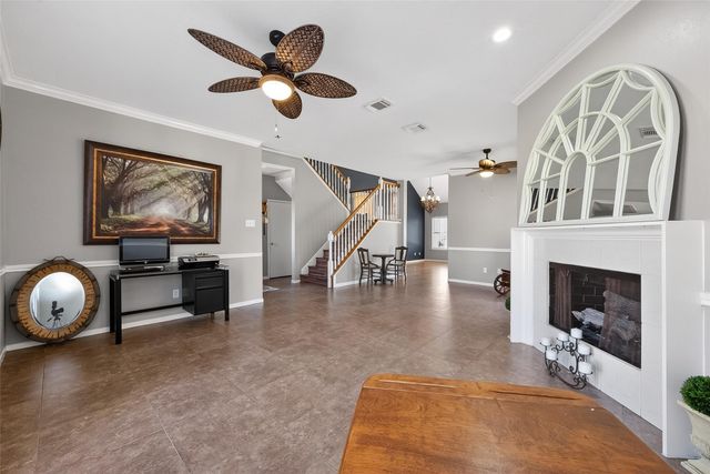 915 Highland Woods Dr, Highlands, TX 77562