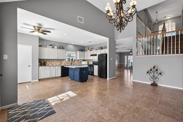 915 Highland Woods Dr, Highlands, TX 77562