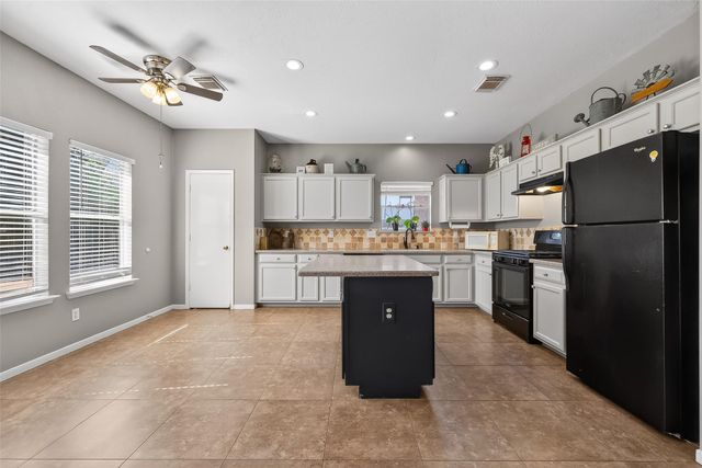 915 Highland Woods Dr, Highlands, TX 77562