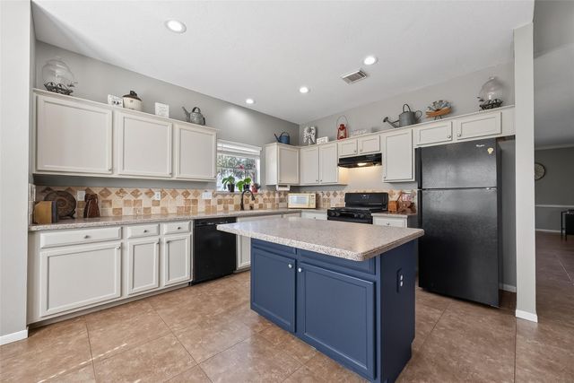 915 Highland Woods Dr, Highlands, TX 77562