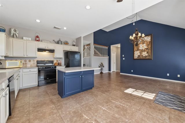 915 Highland Woods Dr, Highlands, TX 77562