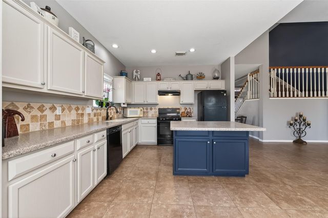 915 Highland Woods Dr, Highlands, TX 77562