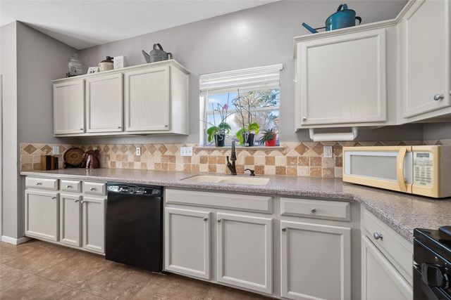 915 Highland Woods Dr, Highlands, TX 77562