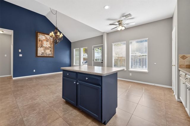 915 Highland Woods Dr, Highlands, TX 77562