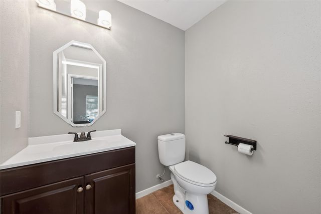 915 Highland Woods Dr, Highlands, TX 77562