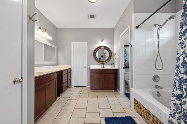 915 Highland Woods Dr, Highlands, TX 77562