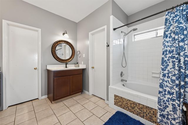 915 Highland Woods Dr, Highlands, TX 77562