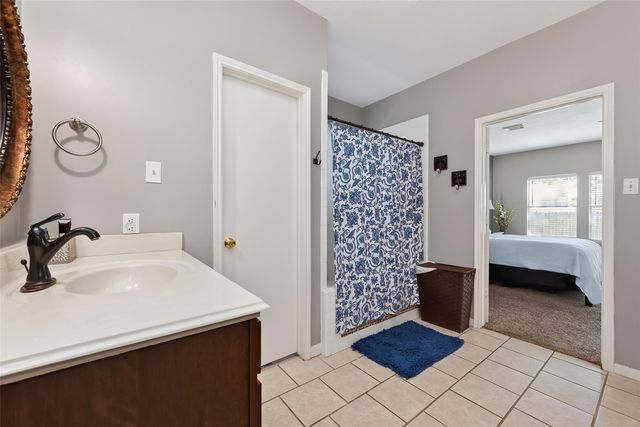 915 Highland Woods Dr, Highlands, TX 77562