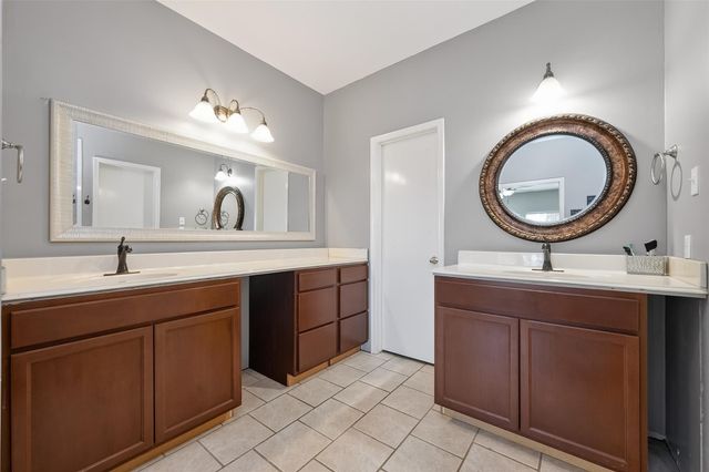 915 Highland Woods Dr, Highlands, TX 77562