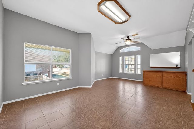 915 Highland Woods Dr, Highlands, TX 77562