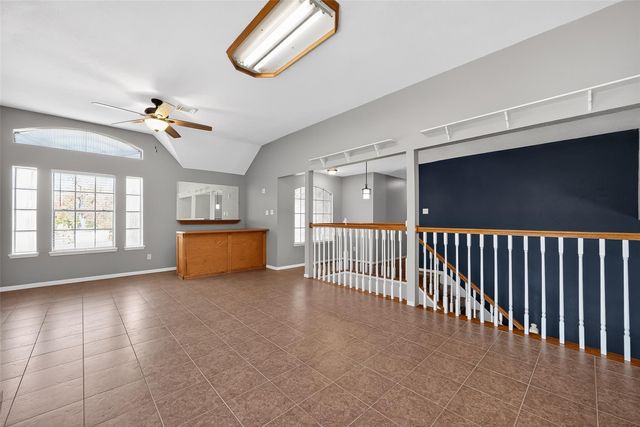 915 Highland Woods Dr, Highlands, TX 77562