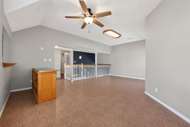 915 Highland Woods Dr, Highlands, TX 77562