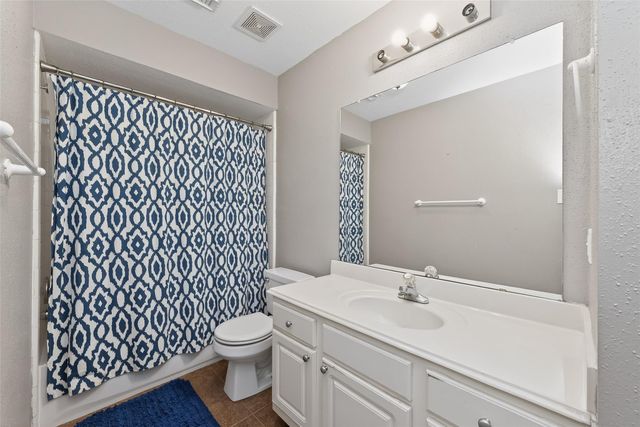 915 Highland Woods Dr, Highlands, TX 77562