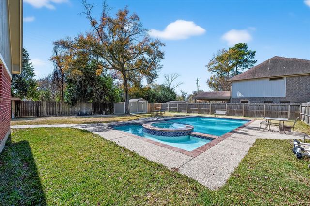 915 Highland Woods Dr, Highlands, TX 77562