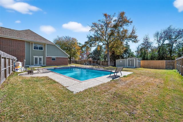915 Highland Woods Dr, Highlands, TX 77562