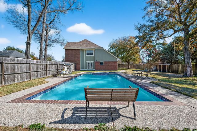 915 Highland Woods Dr, Highlands, TX 77562