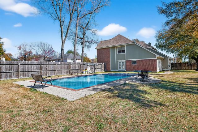 915 Highland Woods Dr, Highlands, TX 77562