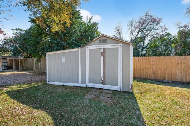 915 Highland Woods Dr, Highlands, TX 77562