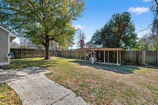 915 Highland Woods Dr, Highlands, TX 77562