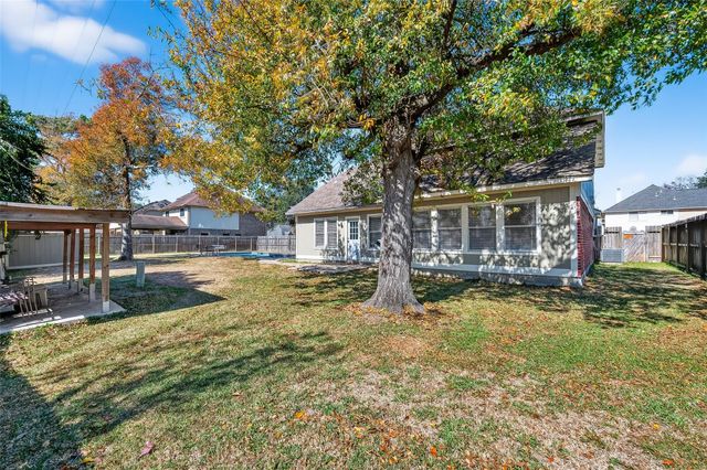 915 Highland Woods Dr, Highlands, TX 77562