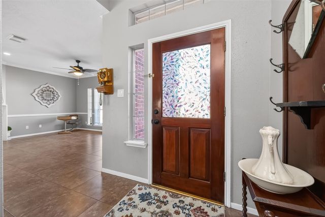 915 Highland Woods Dr, Highlands, TX 77562