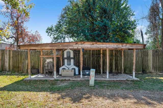 915 Highland Woods Dr, Highlands, TX 77562