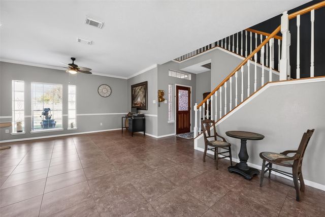 915 Highland Woods Dr, Highlands, TX 77562