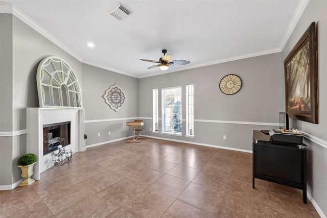 915 Highland Woods Dr, Highlands, TX 77562