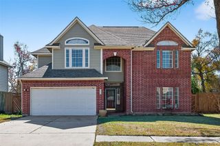 915 Highland Woods Dr, Highlands, TX 77562
