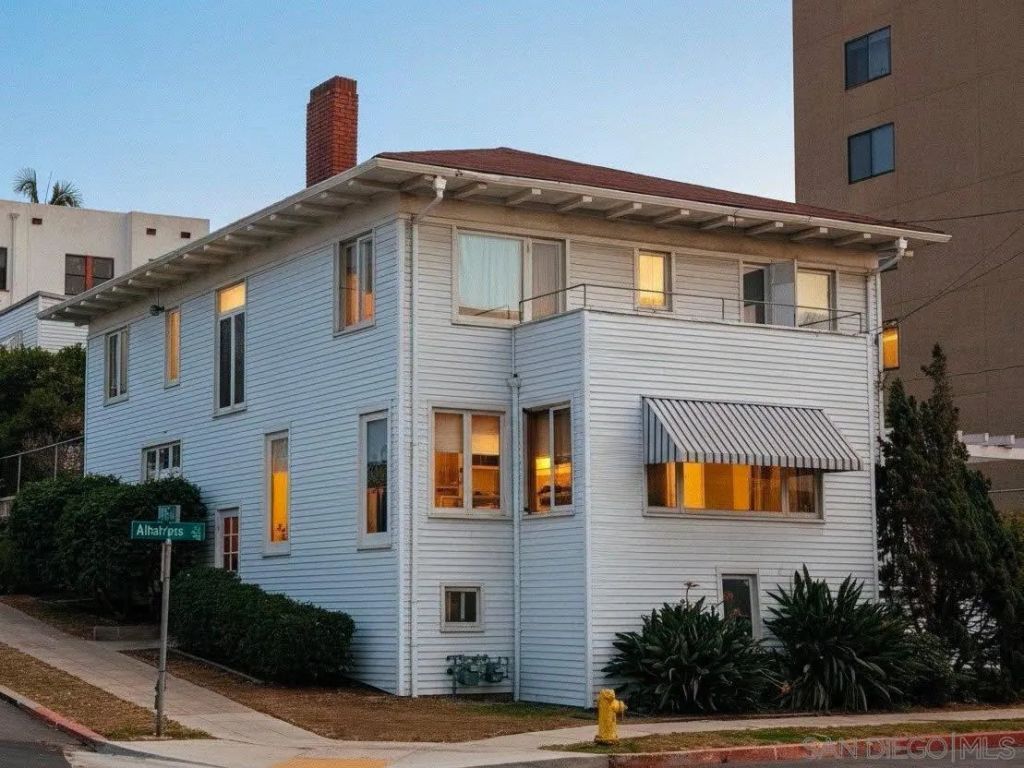 2561 Albatross St, San Diego, CA 92101