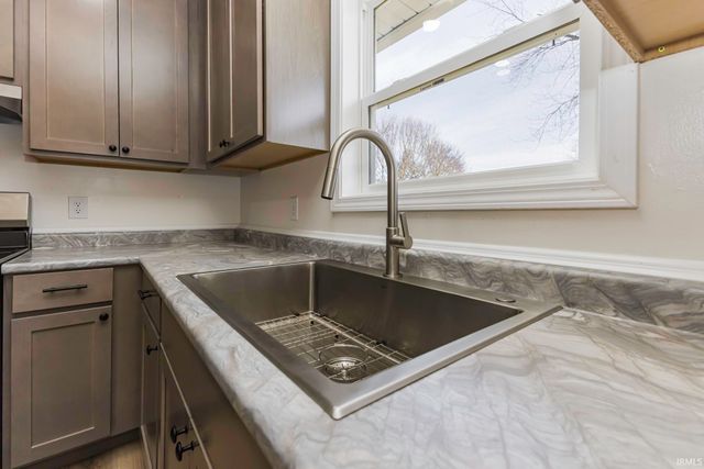 2420 S Plum Street, Yorktown, IN 47396