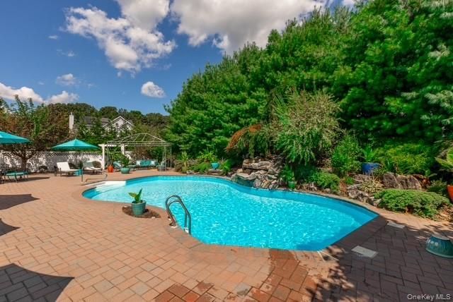 1 Laurel Lane, Holtsville, NY 11742