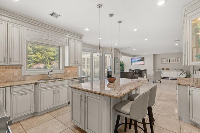 1 Laurel Lane, Holtsville, NY 11742