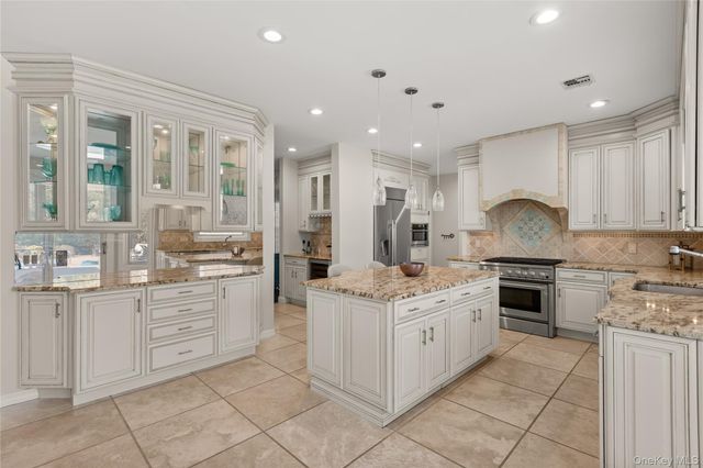 1 Laurel Lane, Holtsville, NY 11742