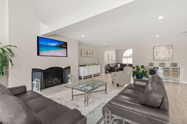 1 Laurel Lane, Holtsville, NY 11742