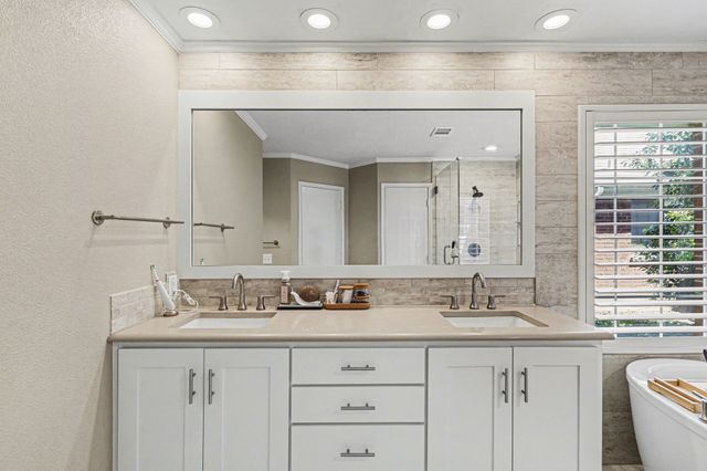 337 Touchdown Drive, Irving, TX 75063