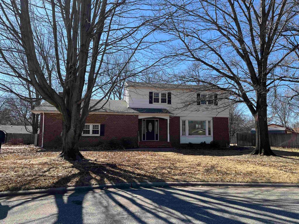 1825 Circle Dr, El Dorado, KS 67042